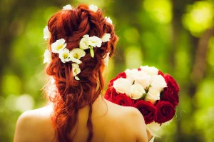 coupe cheveux de la mariée avec des fleurs blanches