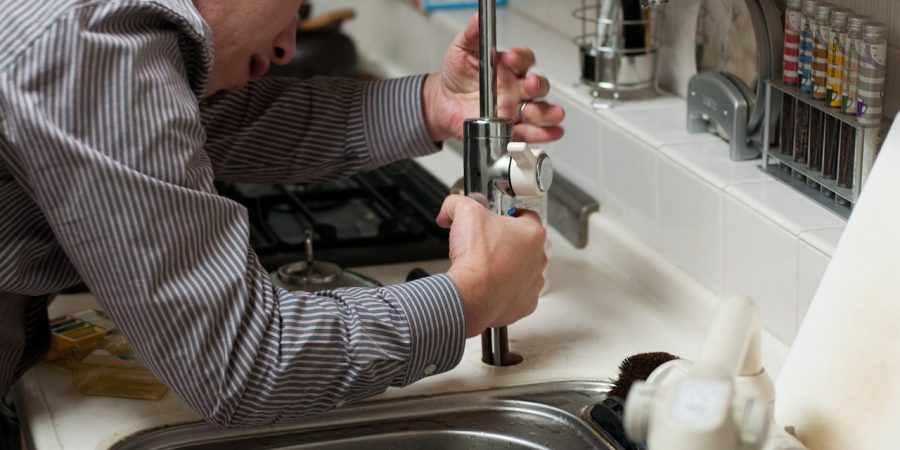 Pose d'un robinet sur un évier de cuisine. Pose d'un robinet sur un évier de cuisine.