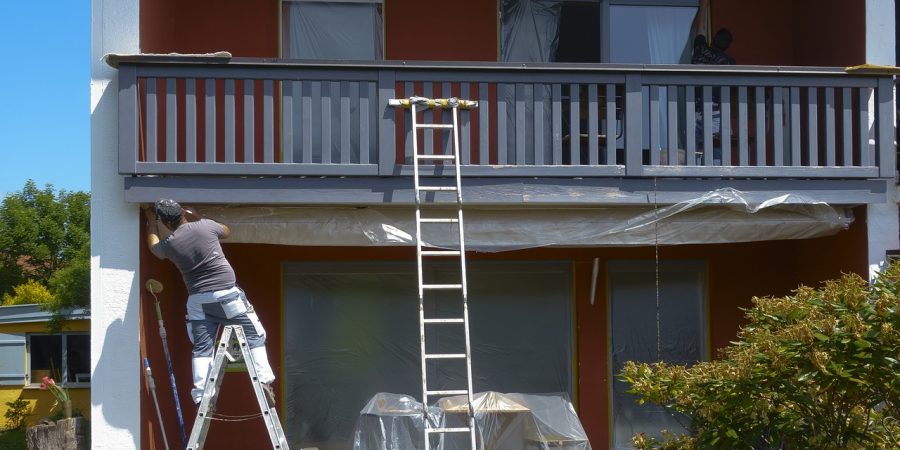 Ouvrier du bâtiment sur une échelle au travail. Ouvrier du bâtiment sur une échelle au travail.