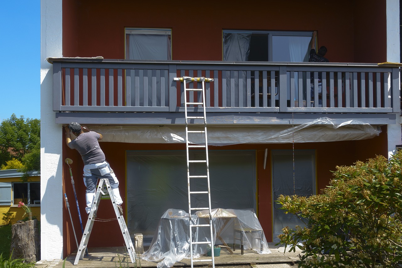 Ouvrier du bâtiment sur une échelle au travail.