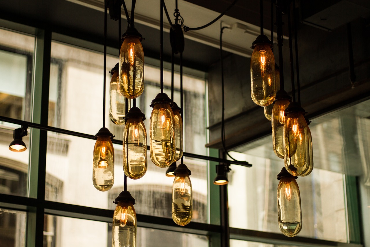 Luminaire au plafond.