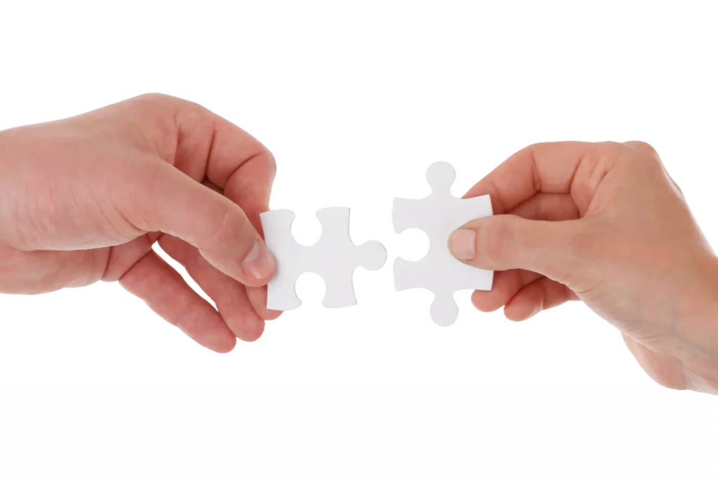 2 mains qui assemblent 2 pièces de puzzle.