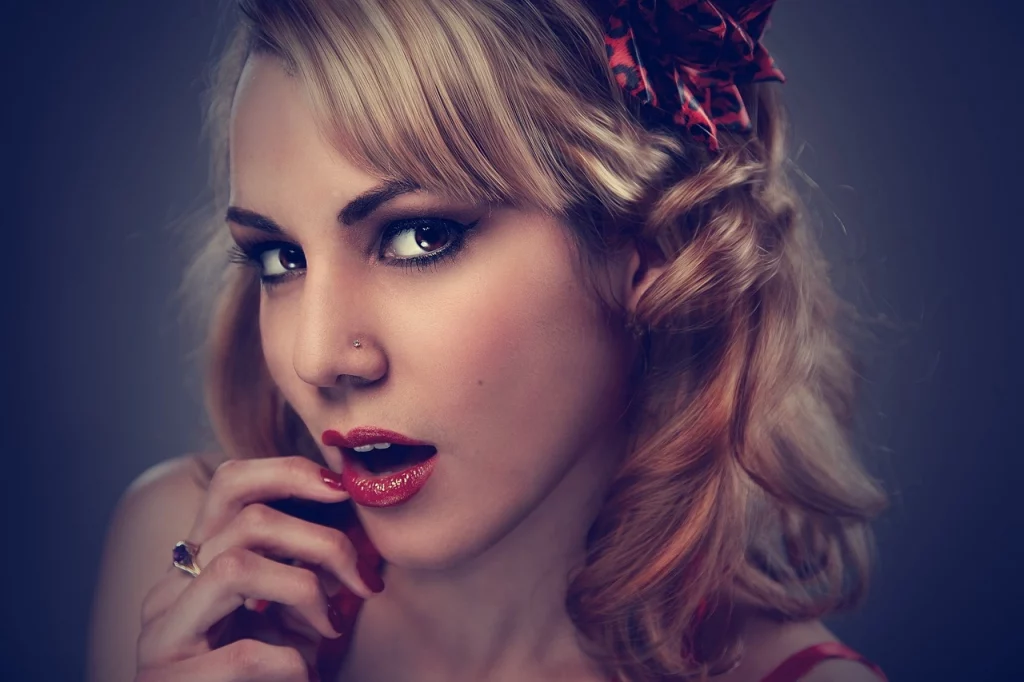 portrait de femme avec une belle coiffure blonde