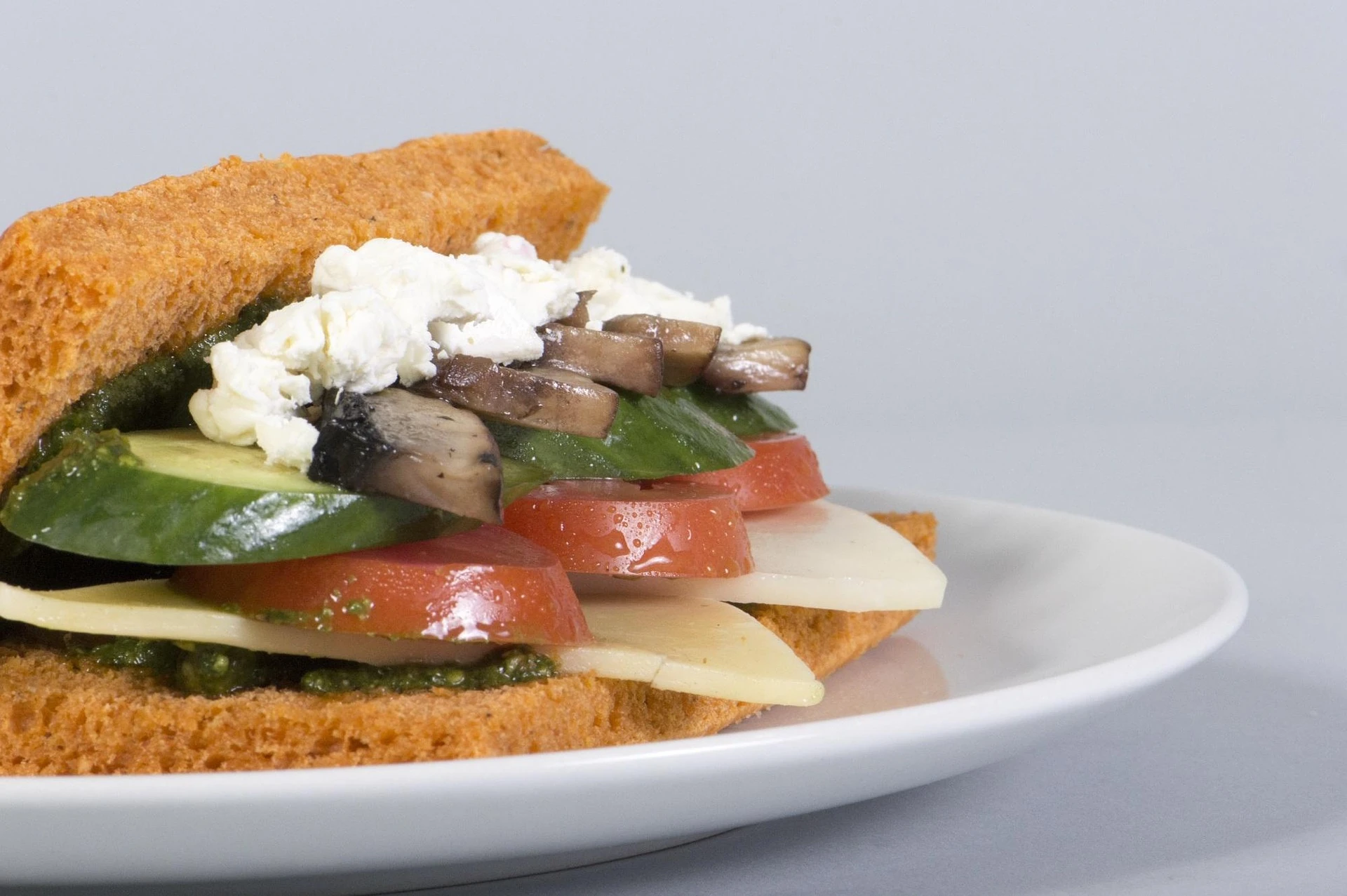 gros plan panini 3 fromages sur une assiette