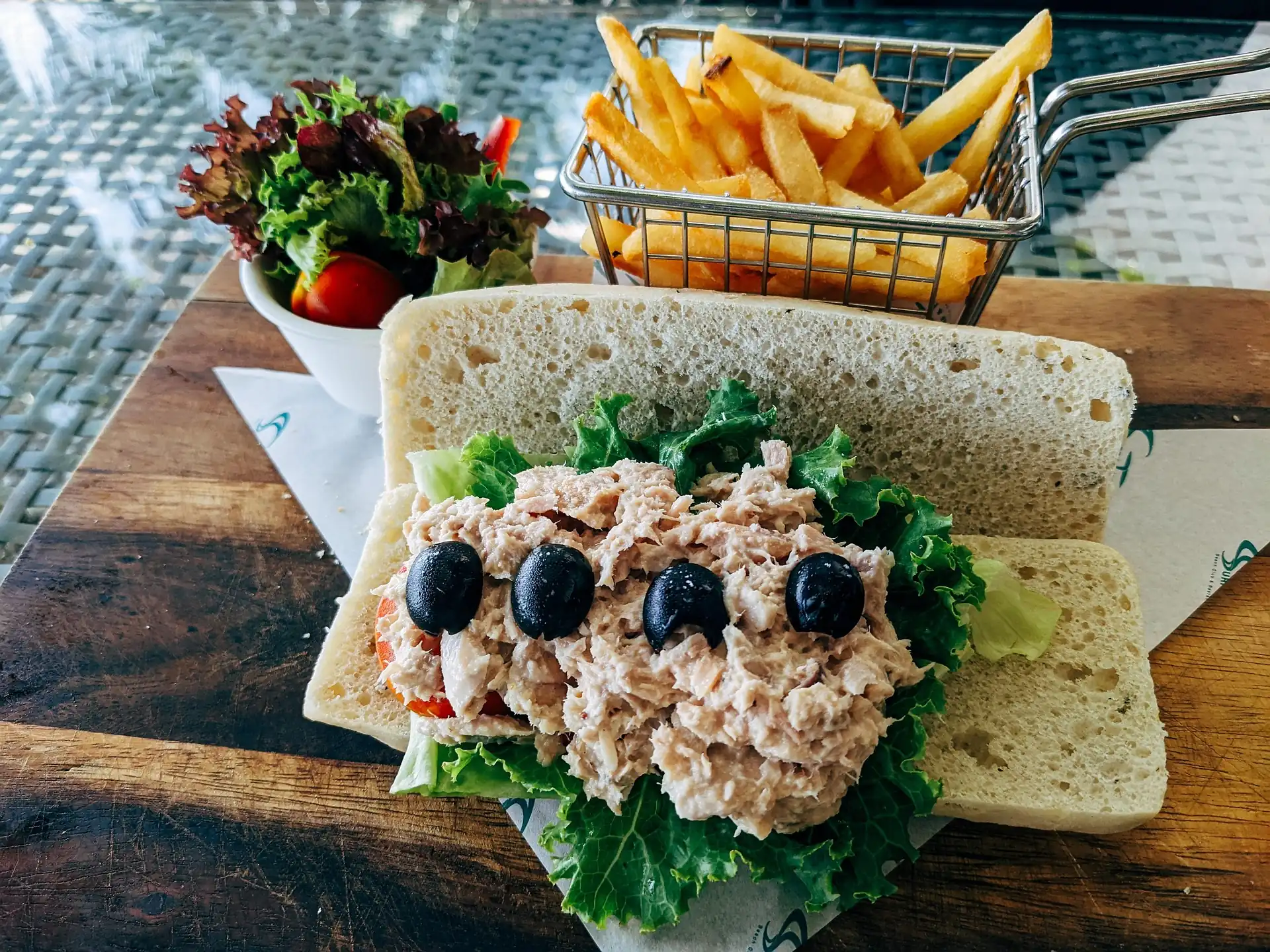 gros plan sandwich thon mayonnaise