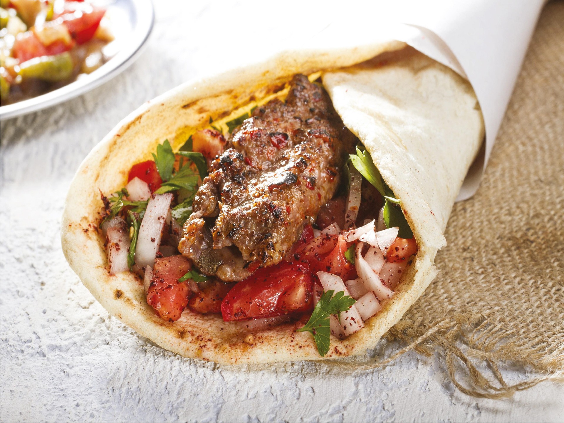 gros plan wrap poulet crudité